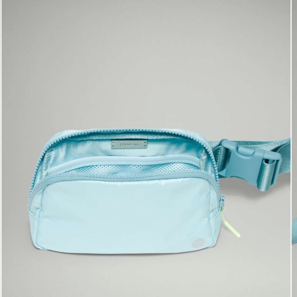 Lululemon Everywhere Belt Bag 1L | Icing Blue / Eton Blue - Picture 3 of 11